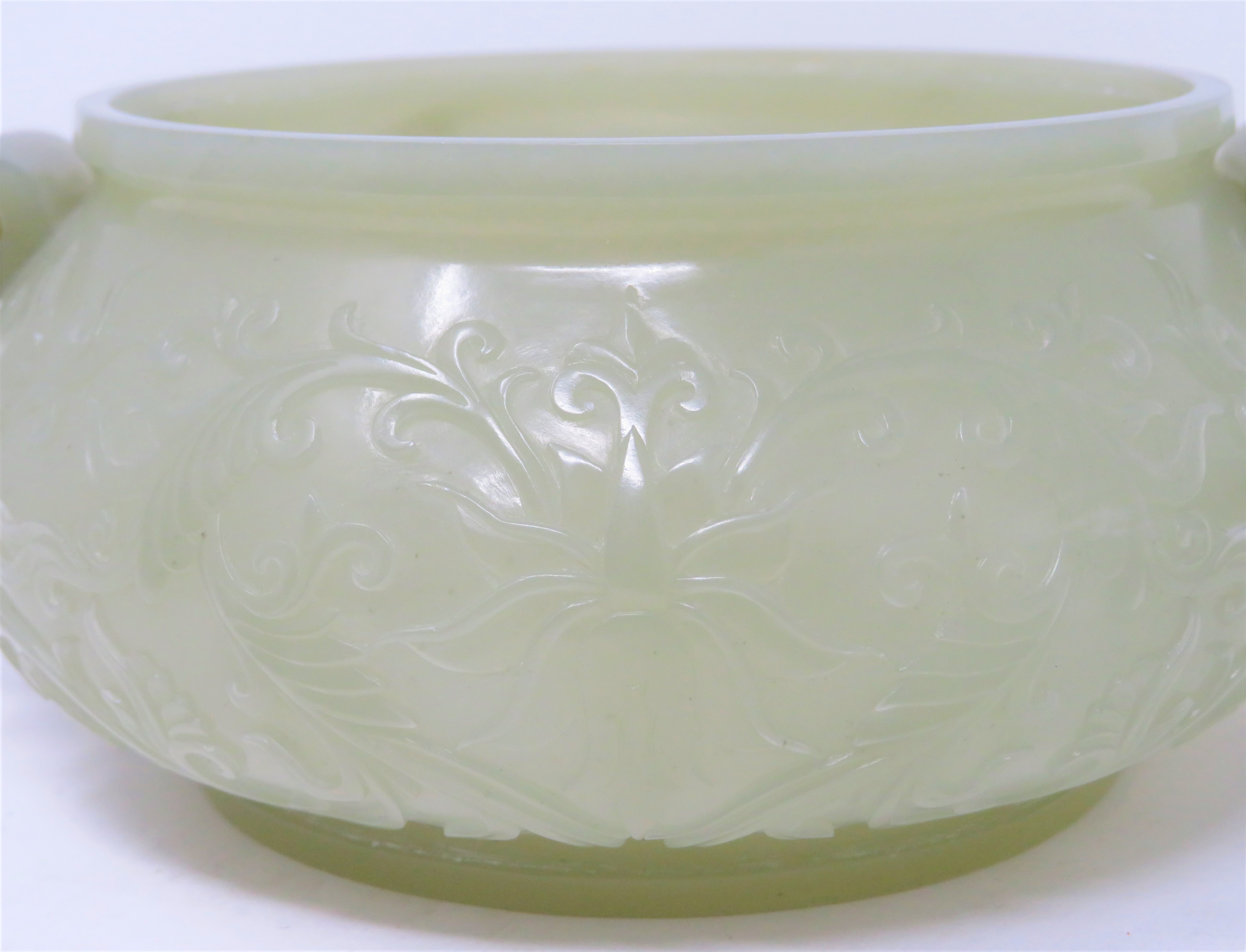 A PAIR OF CHINESE CELADON JADE CENSERS AND COVERS - Image 9 of 10