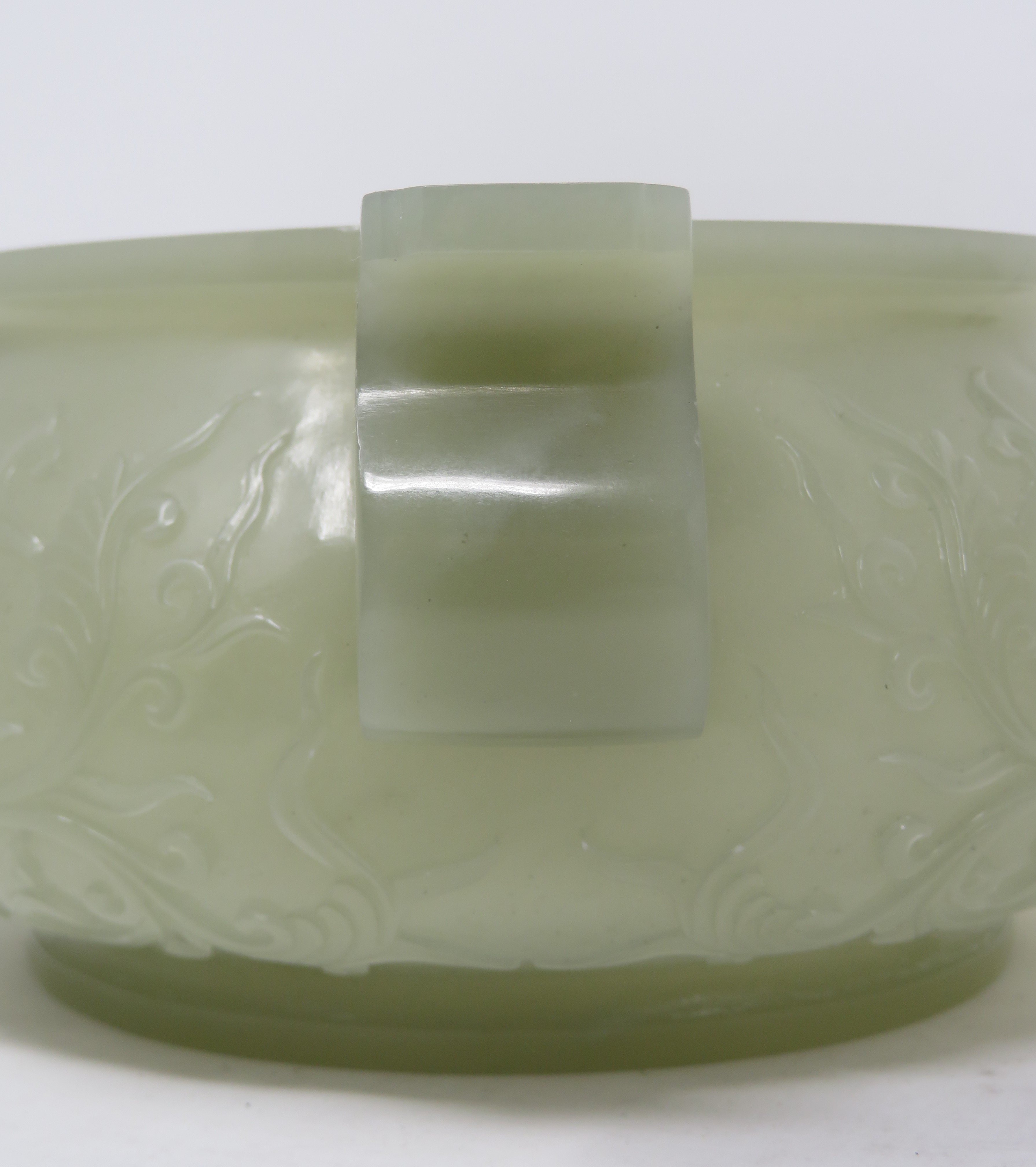 A PAIR OF CHINESE CELADON JADE CENSERS AND COVERS - Image 8 of 10
