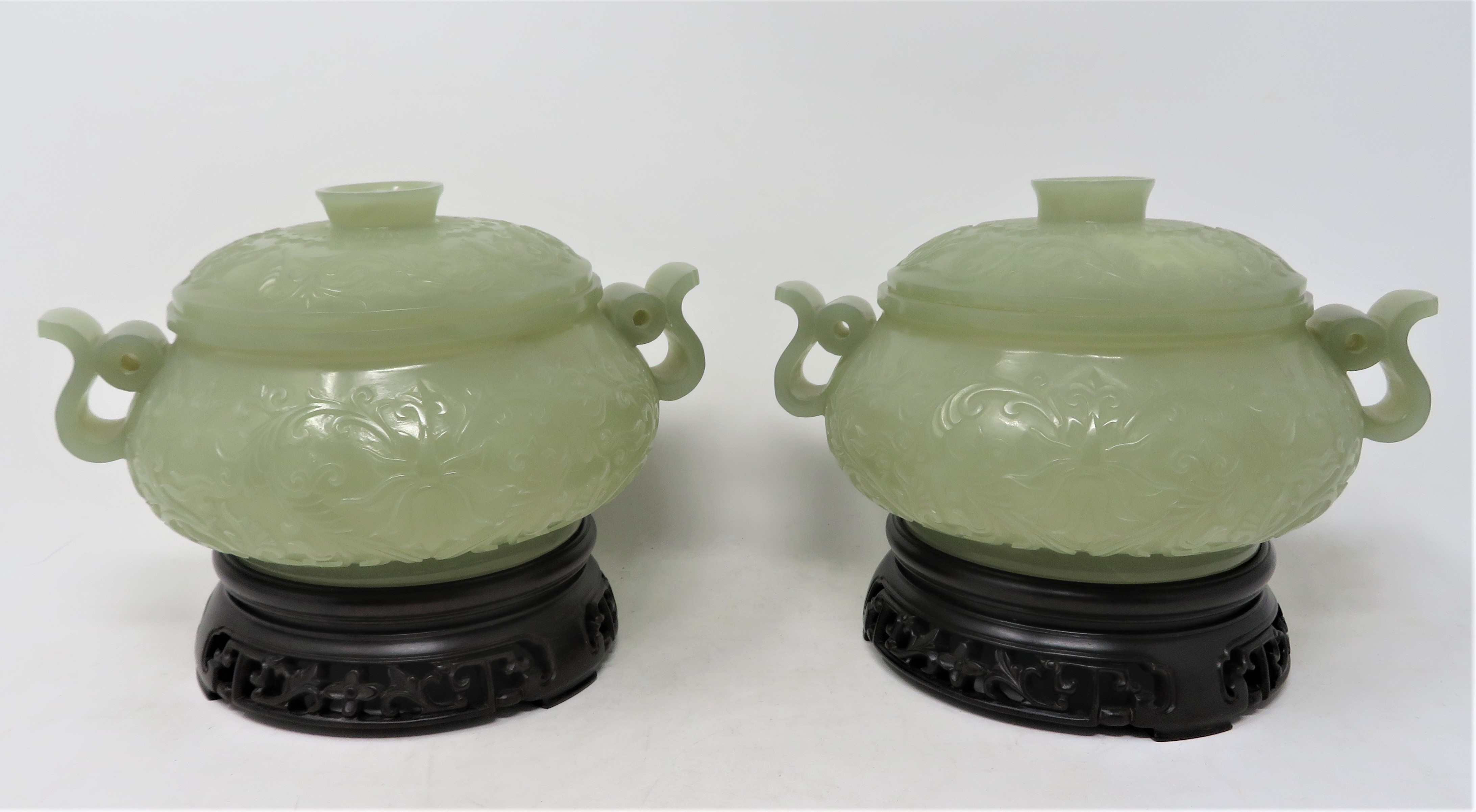 A PAIR OF CHINESE CELADON JADE CENSERS AND COVERS - Image 2 of 10