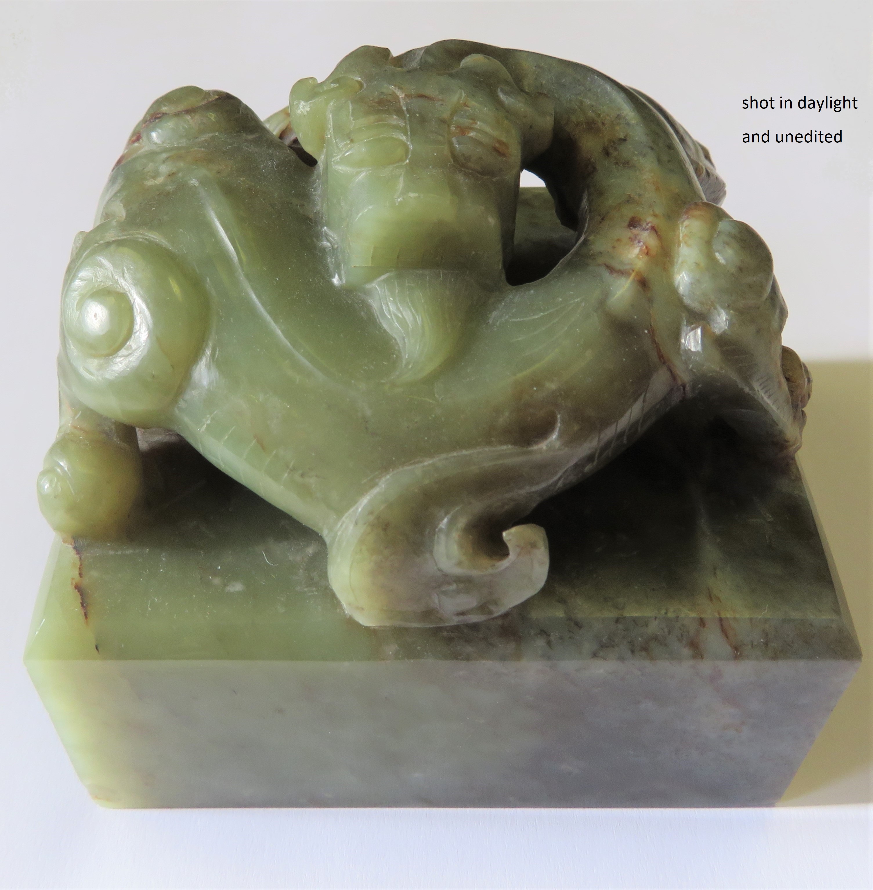 A CHINESE GREEN JADE 'CHILONG' SEAL - Image 3 of 8