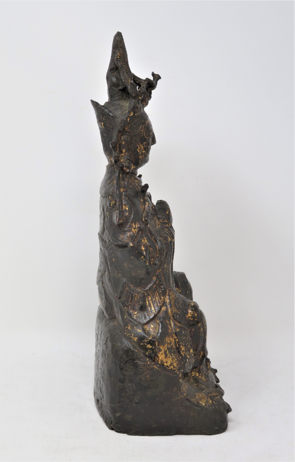 A CHINESE GILT AND LACQUERED BRONZE FIGURE OF GUANYIN, MING DYNASTY, DATED 1553 the goddess cast - Image 4 of 6