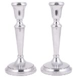 A PAIR OF SILVER CANDLESTICKS, L.J. MILLINGTON, BIRMINGHAM, 1994 reeded borders, circular bases