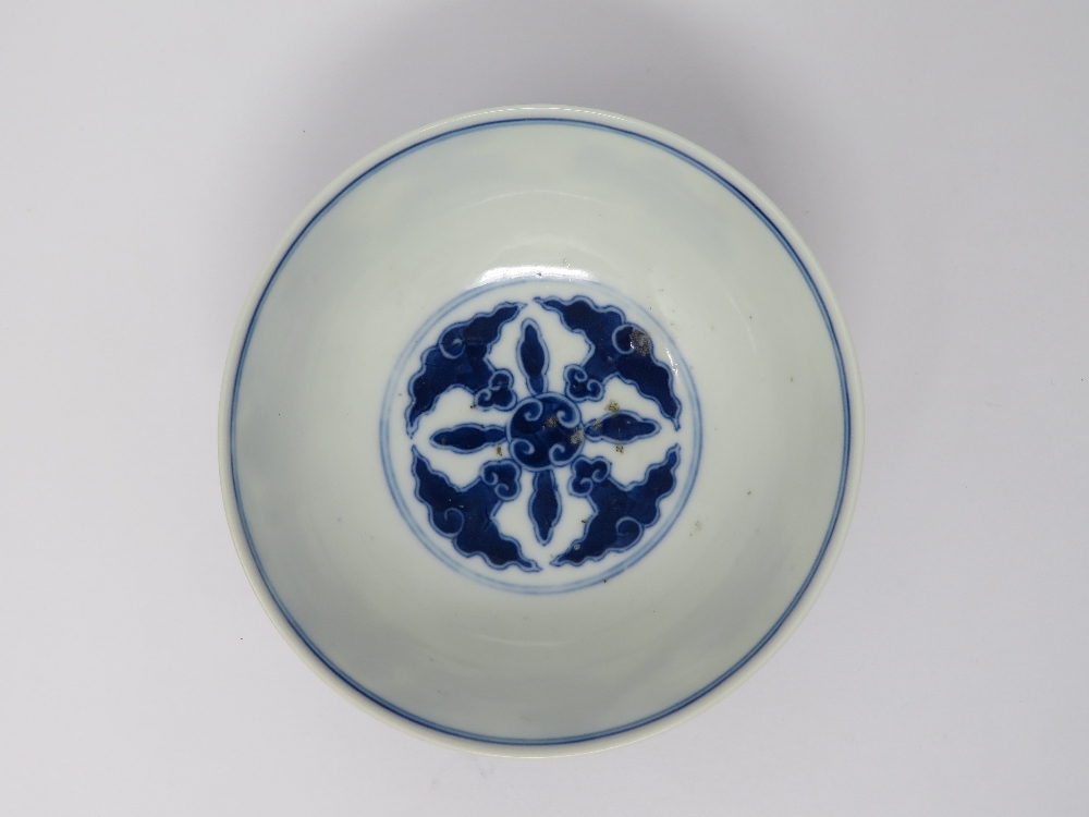 A CHINESE BLUE AND WHITE BOWL, GUANGXU MARK AND PERIOD (1875-1908) painted on the exterior with pine - Image 3 of 4