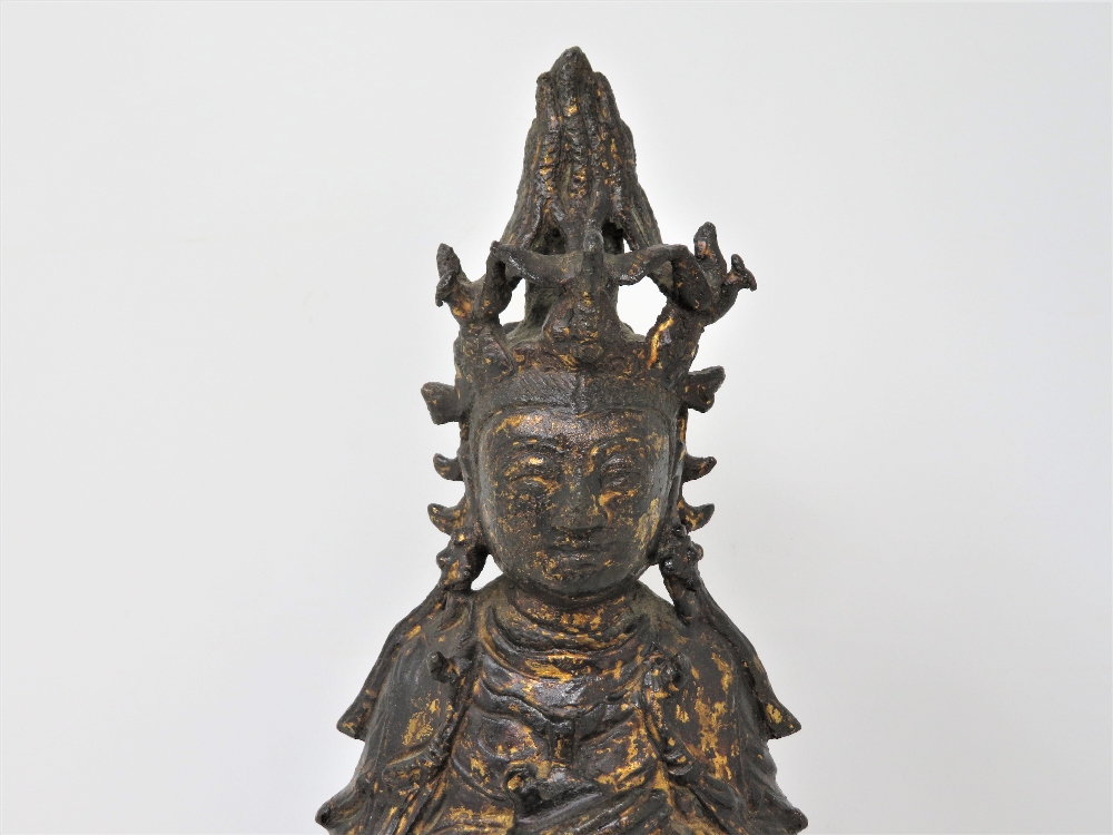 A CHINESE GILT AND LACQUERED BRONZE FIGURE OF GUANYIN, MING DYNASTY, DATED 1553 the goddess cast - Image 5 of 6