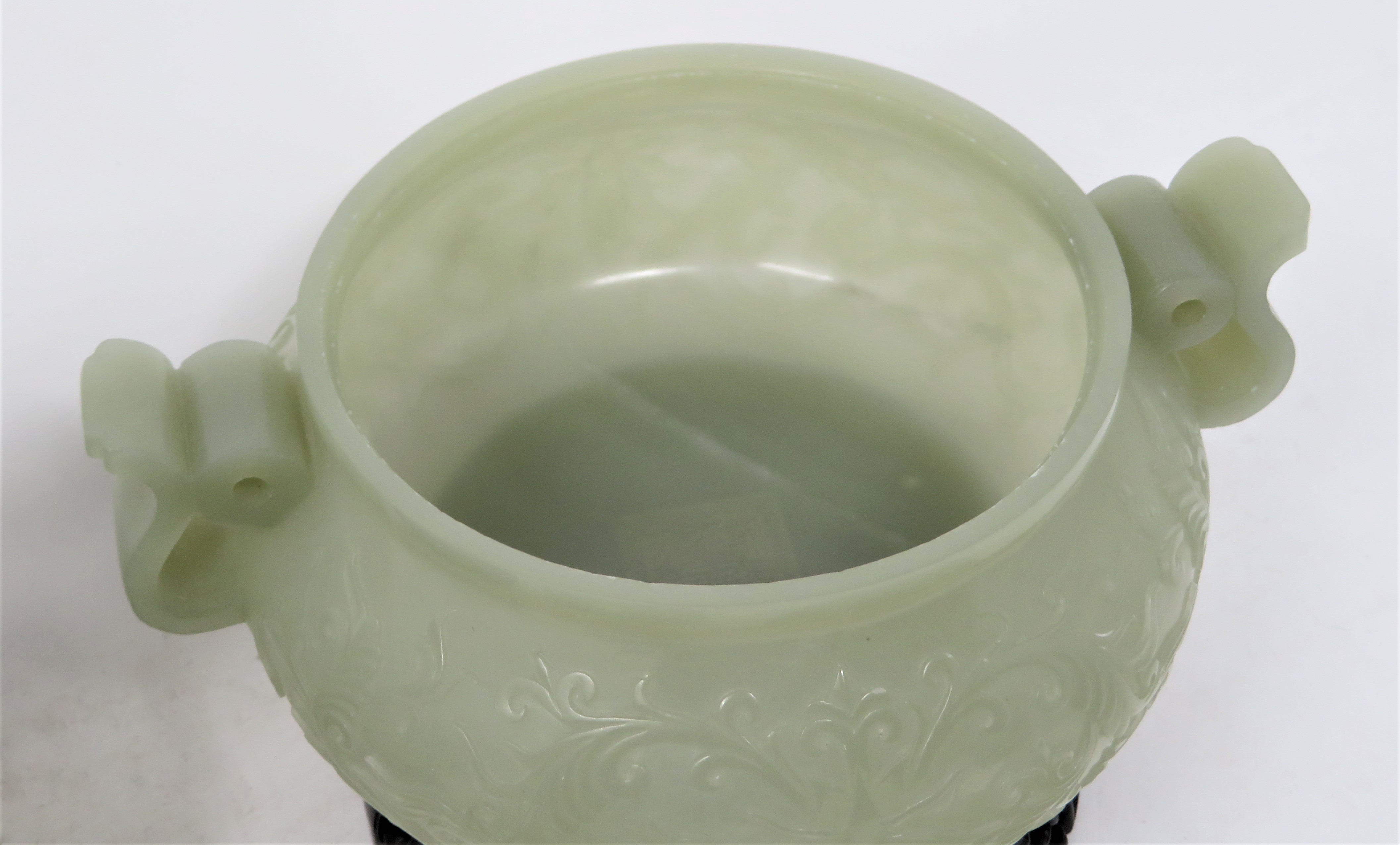 A PAIR OF CHINESE CELADON JADE CENSERS AND COVERS - Image 6 of 10