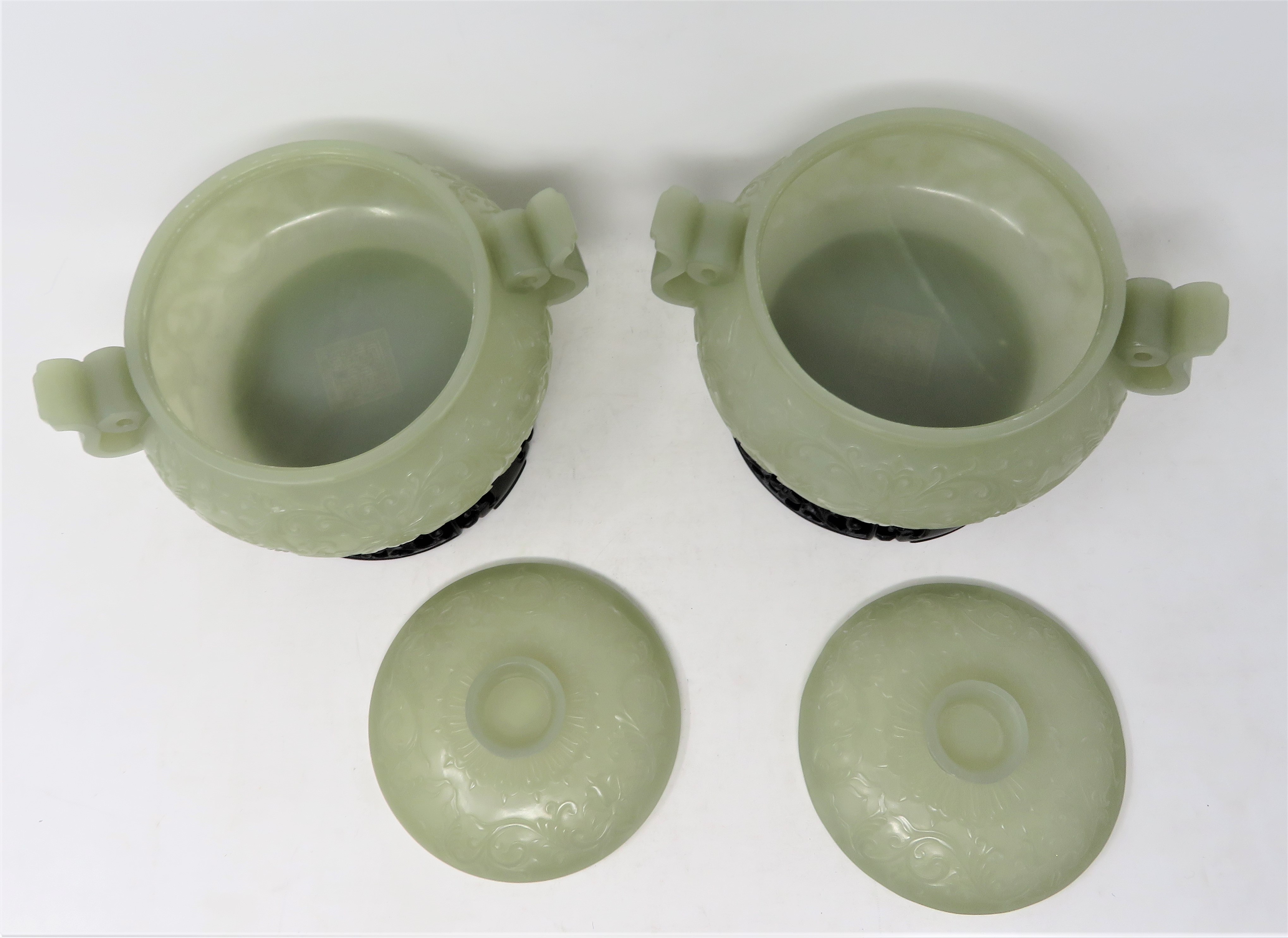 A PAIR OF CHINESE CELADON JADE CENSERS AND COVERS - Image 4 of 10