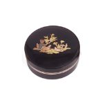 ˜A TORTOISESHELL SNUFF BOX, FRENCH, CIRCA 1800 circular, the detachable lid decorated in three