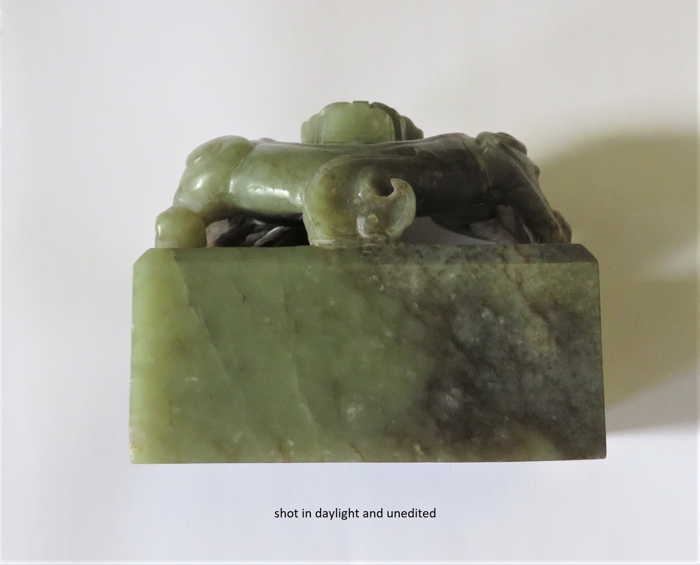 A CHINESE GREEN JADE 'CHILONG' SEAL - Image 6 of 8