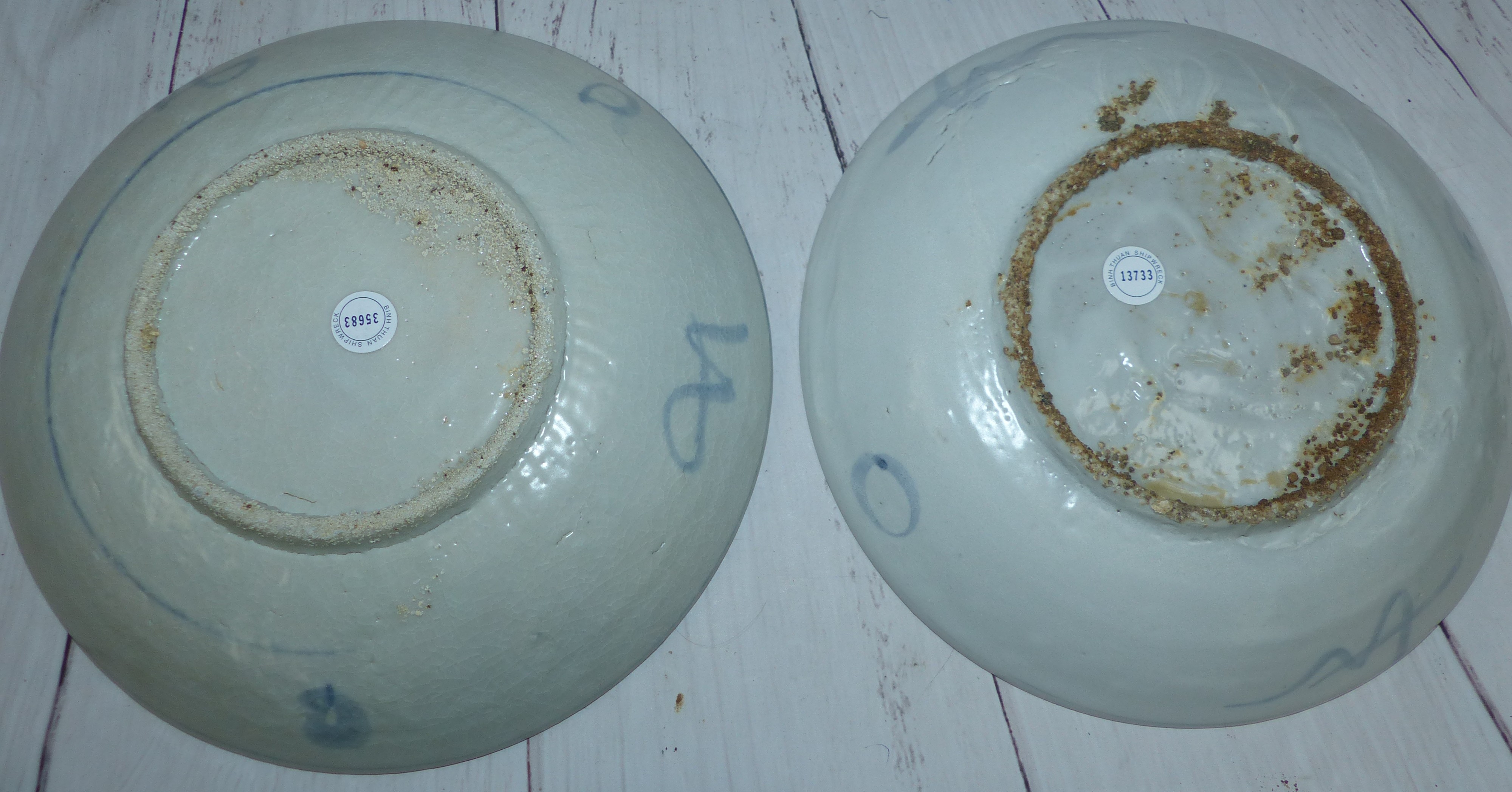 A pair of early 17th century Chinese blue and white circular dishes from the Binn Thun shipwreck, - Bild 2 aus 2