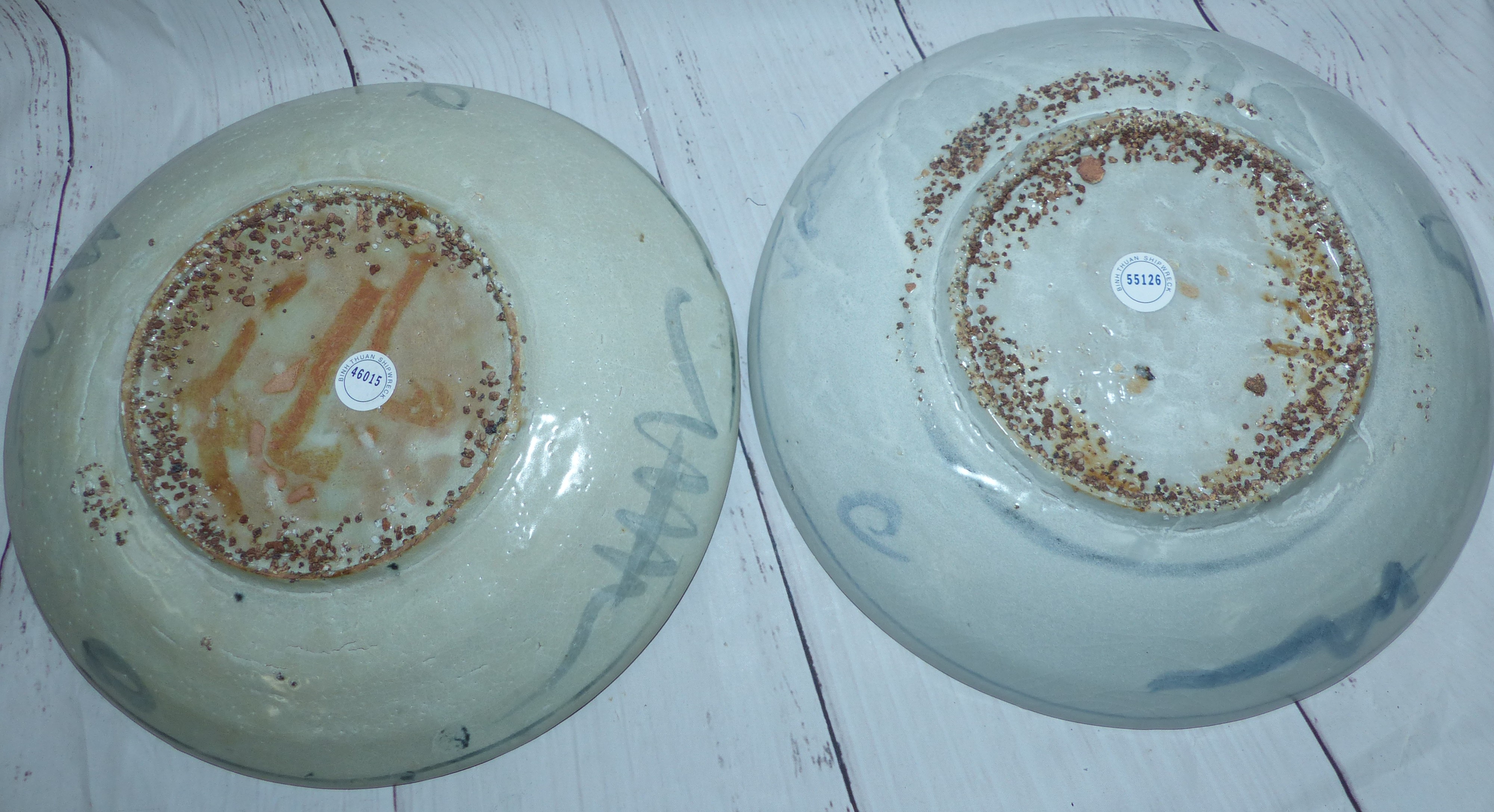 A pair of early 17th century Chinese blue and white circular dishes from the Binn Thun shipwreck, - Image 2 of 2