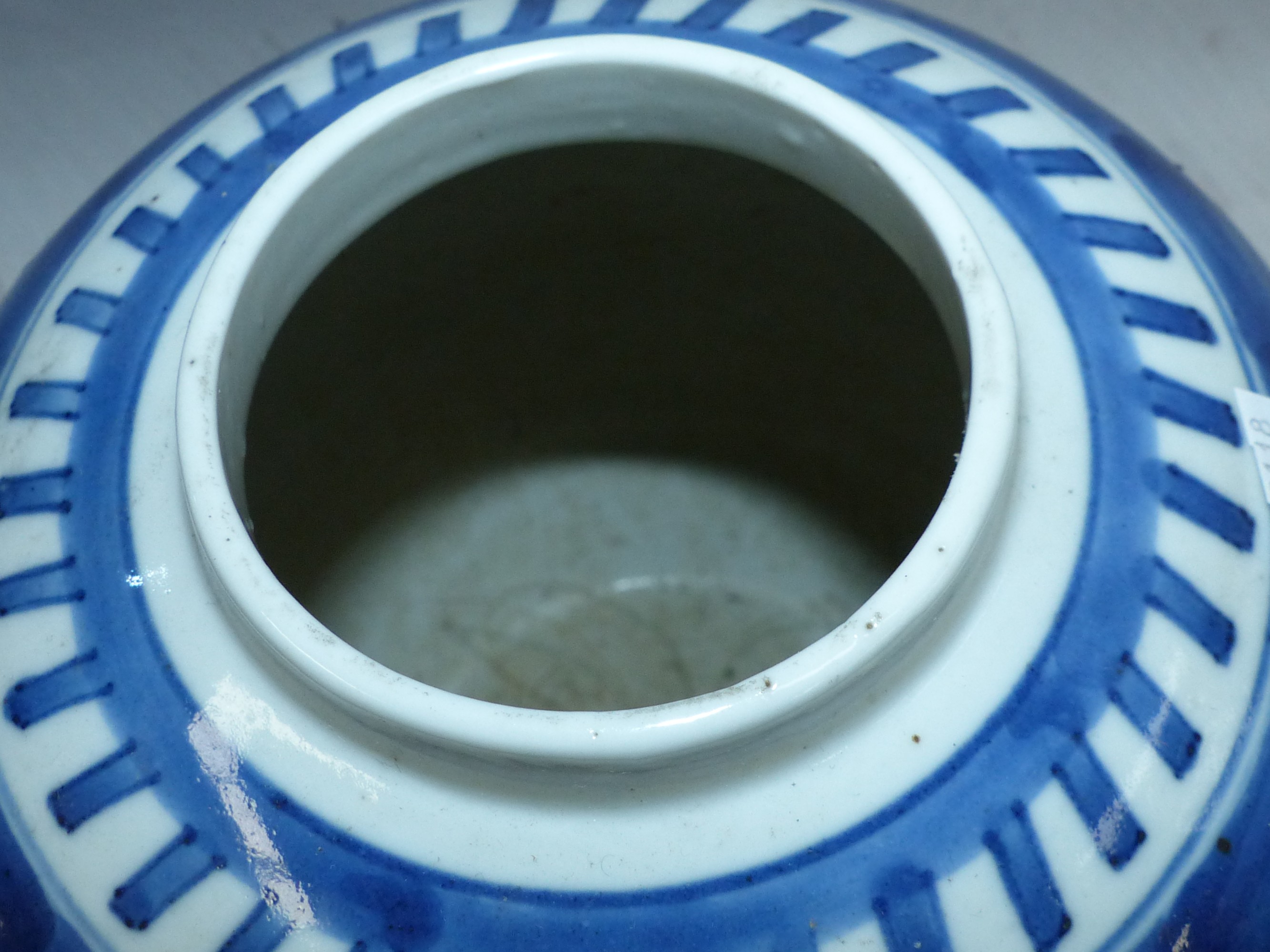 A Chinese blue & white covered vase, 12½"; 2 similar ginger jars - Bild 2 aus 7