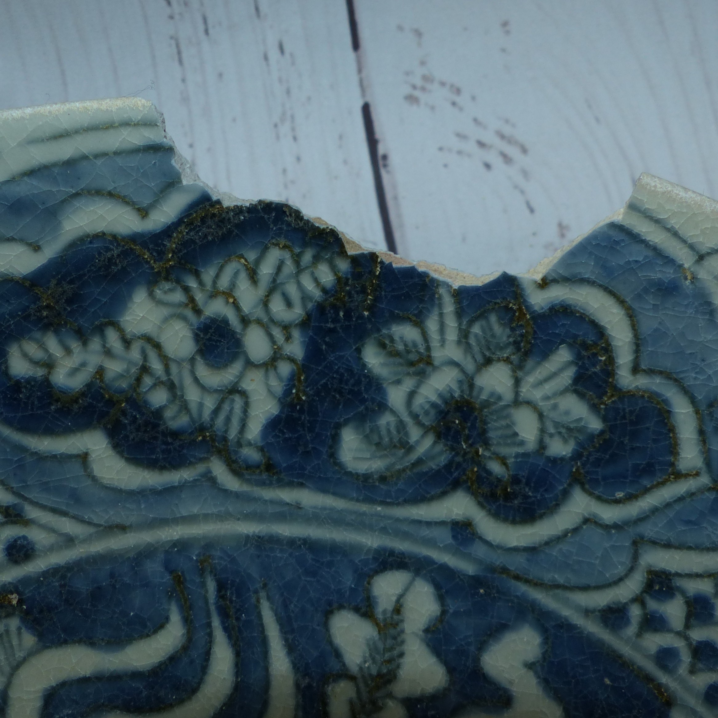 A pair of early 17th century Chinese blue and white circular dishes from the Binn Thun shipwreck, - Image 3 of 3