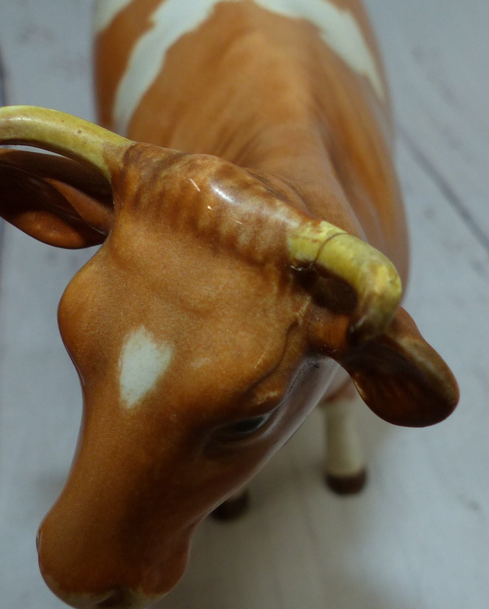 A Guernsey Bull, CH Sabrinas Sir Richmond, CH Sabrinas Cow (base repaired) and calf (leg repaired) - Image 3 of 3