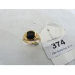 A gold and hardstone signet ring. 6.6g gross