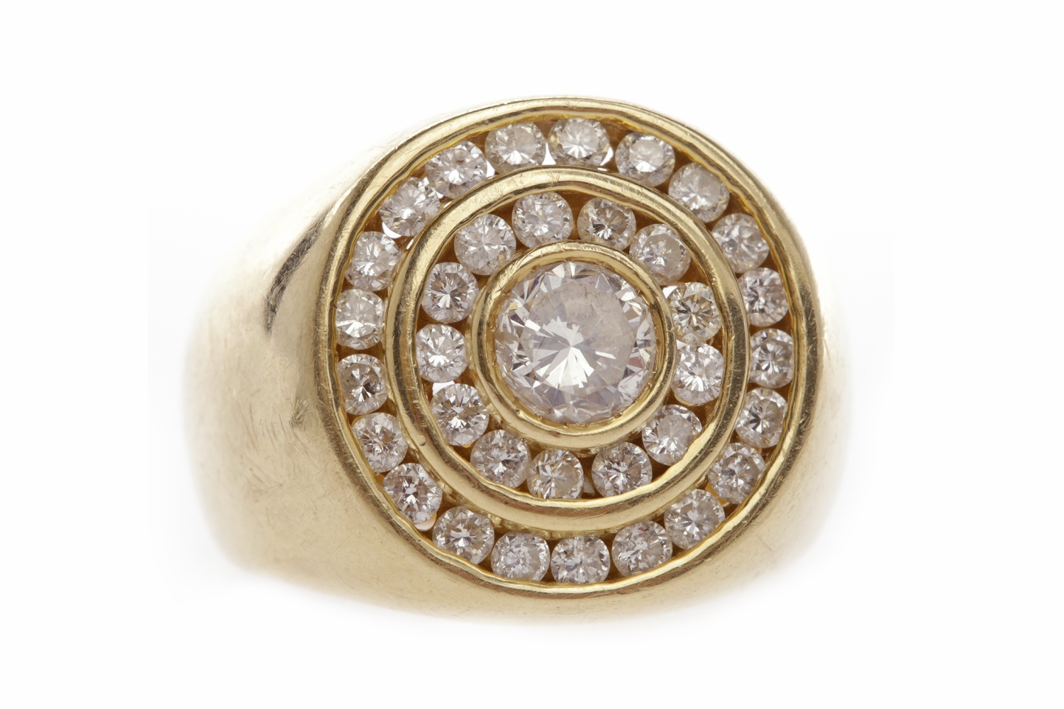 GENTLEMAN'S DIAMOND TARGET RING set with a central round brilliant cut stone of approximately 0.