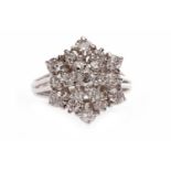 DIAMOND CLUSTER RING with a tiered snowflake bezel set with round brilliant cut diamonds totalling