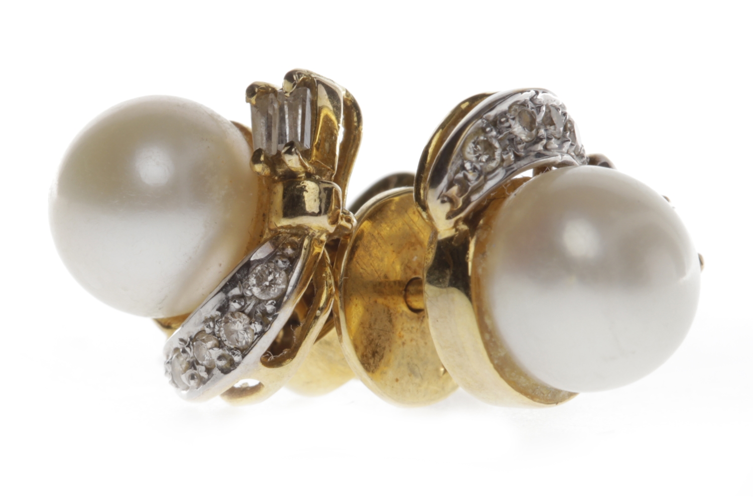 PAIR OF FOURTEEN CARAT GOLD PEARL AND DIAMOND STUD EARRINGS each set with a single white pearl 7.