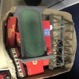 COLLECTION OF HORNBY DUBLO MODEL TRAIN CARRIAGES,
