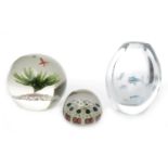 20TH CENTURY ART GLASS PAPERWEIGHT of spherical form, decorated with a goldfish and frog