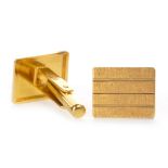 A PAIR OF CHINESE GOLD CUFFLINKS