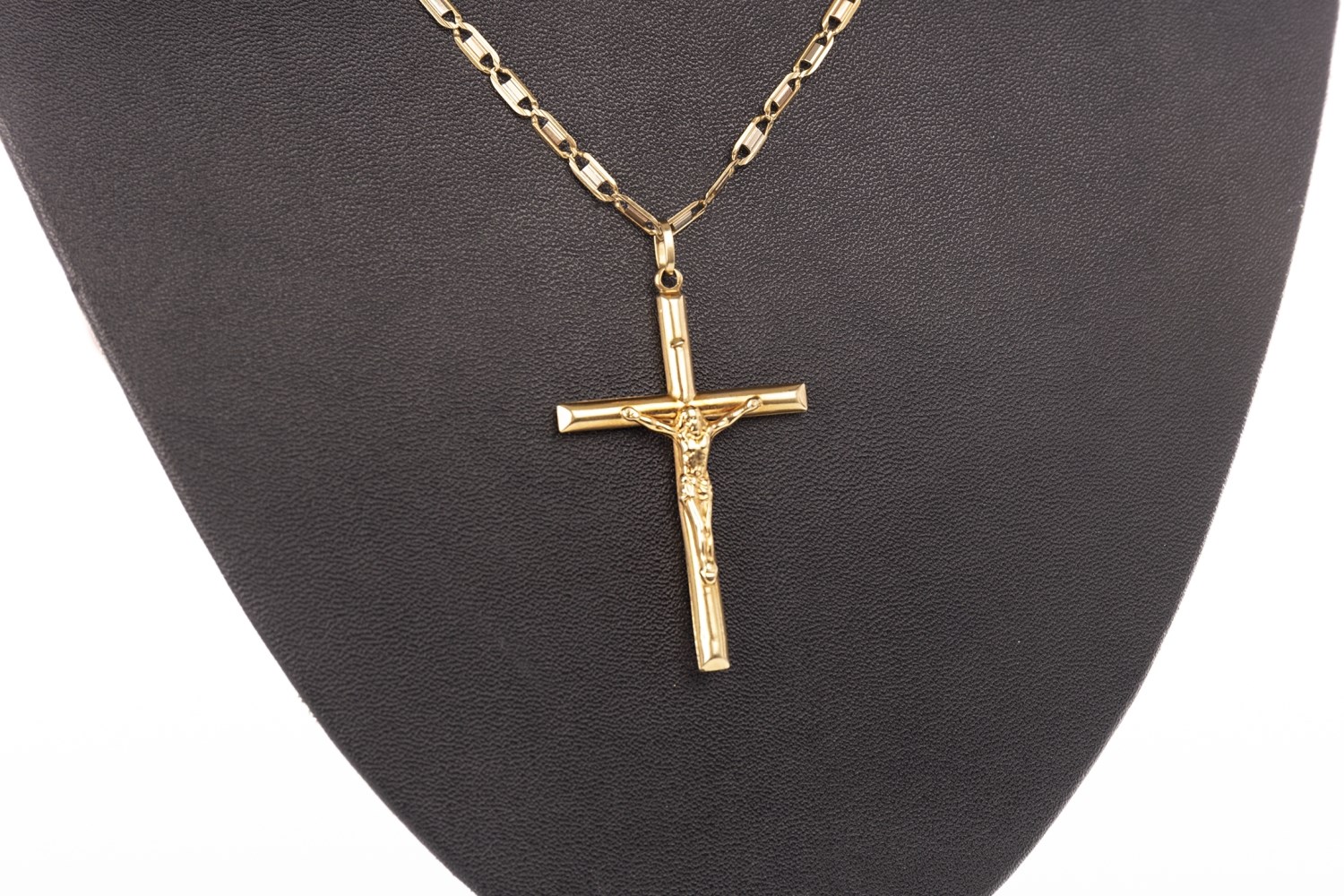 A CRUCIFIX PENDANT ON CHAIN - Image 2 of 2