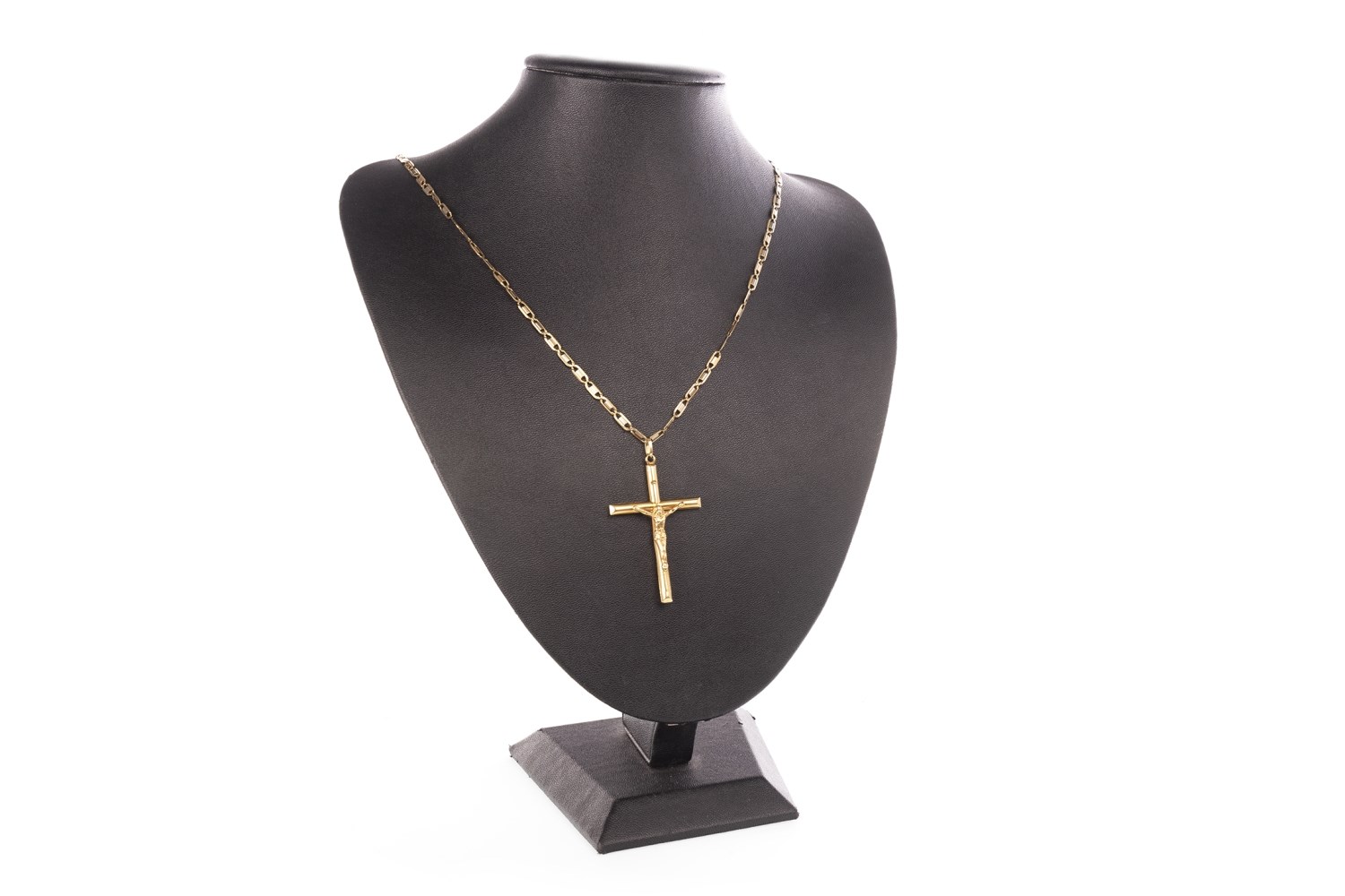 A CRUCIFIX PENDANT ON CHAIN