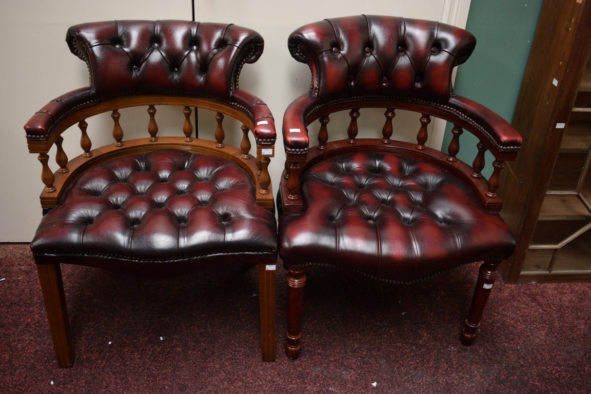 A PAIR OF GOOD QUALITY MODERN OFFICE DESK CHAIRS
