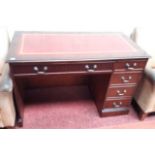 A MODERN GEORGIAN STYLE MAHOGANY SINGLE PEDESTAL KNEEHOLE DESK