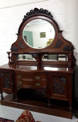 AN EDWARDIAN MAHOGANY BOW FRONTED MIRROR BACK CHIFFONIER OR SIDEBOARD