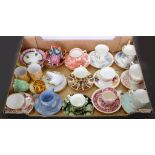 A SMALL COLLECTION OF ROYAL CROWN DERBY, ROYAL WORCESTER, ROYAL ALBERT, WEDGWOOD AND OTHER