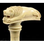 A 19TH C SECTIONAL IVORY WALKING CANE, THE SHAFT CARVED WITH NODULES, THE HANDLE IN THE FORM OF A