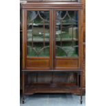 AN EDWARDIAN MAHOGANY AND LINE INLAID CHINA CABINET, ON SQUARE TAPERING LEGS, 165 X 90CM