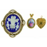 A VICTORIAN SILVERED AND BLUE GLASS SET PRINCE OF WALES PLUME BROOCH IN GILTMETAL AND INSET WITH A