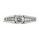 A DIAMOND RING WITH ROUND BRILLIANT CUT DIAMOND AND DIAMOND SHOULDERS, IN PLATINUM, 6.1G SOLD WITH