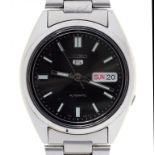 A SEIKO STAINLESS STEEL SELF WINDING GENTLEMAN'S WRISTWATCH, WITH DAY AND DATE