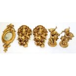 A PAIR OF DECORATIVE GILT WALL BRACKETS, WITH TWIN PUTTI AND SCROLLING FOLIAGE, 30CM H, A PAIR OF