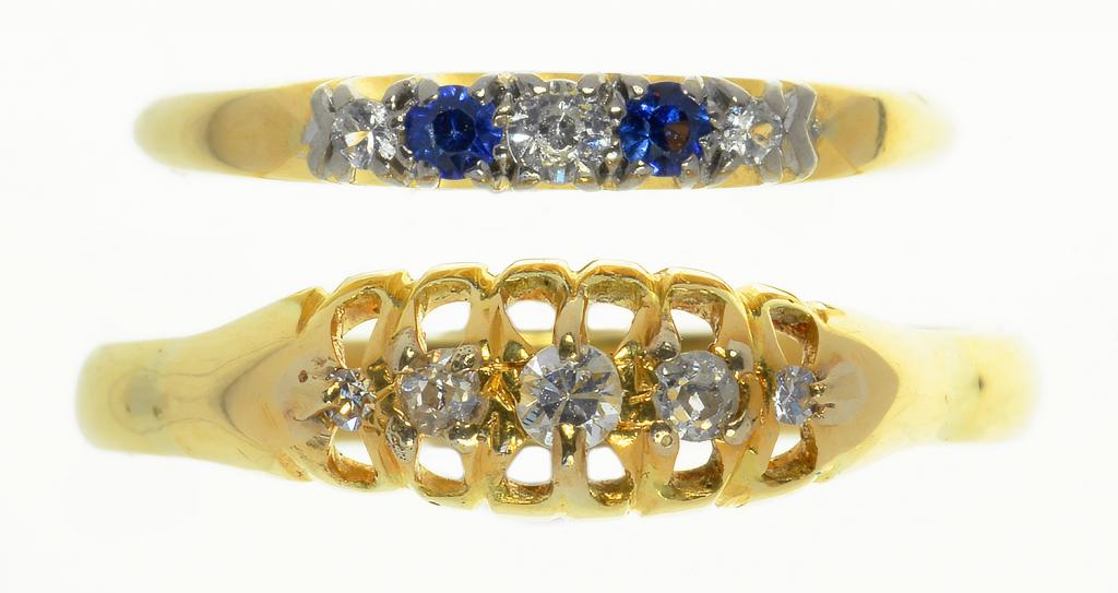 A DIAMOND RING IN GOLD MARKED 18CT AND A SAPPHIRE AND DIAMOND RING IN GOLD, MARKED 18CT PALL, 5G