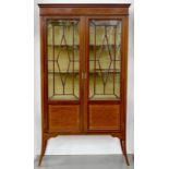 AN EDWARDIAN INLAID MAHOGANY CHINA CABINET ON SPLAYED LEGS, 169CM H, 35 X 92CM