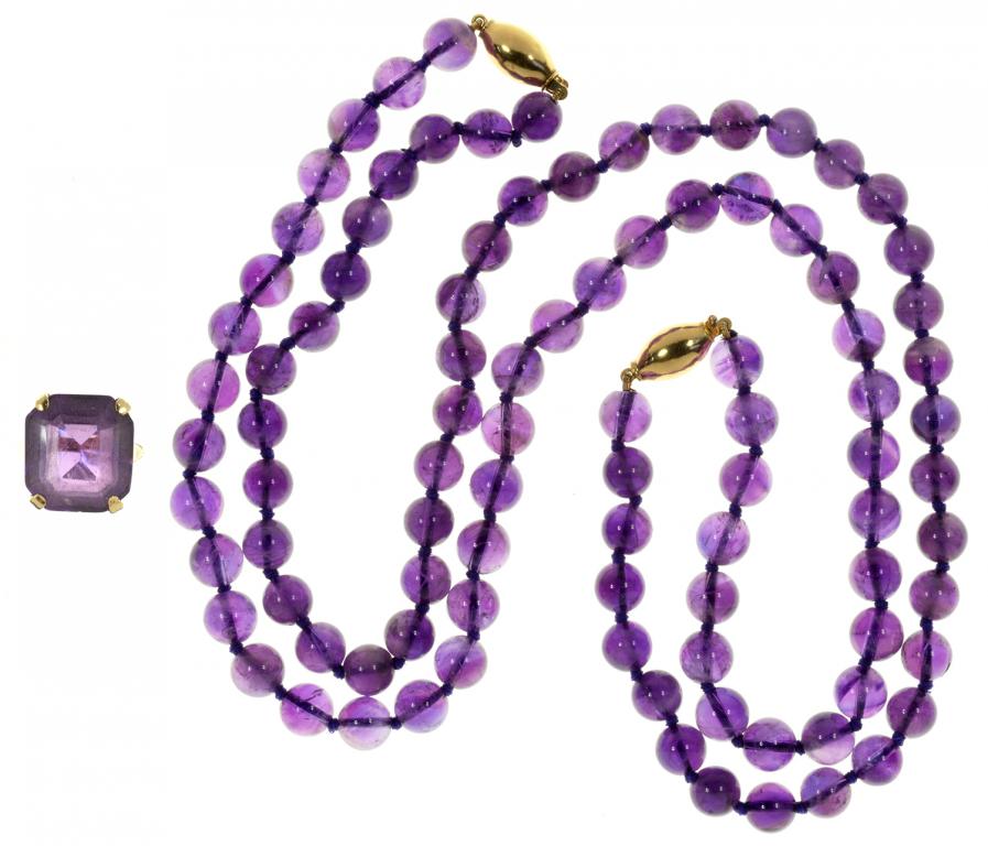 A NECKLACE OF AMETHYST BEADS, GOLD CLASP, MARKED 375 AND AN AMETHYST RING IN GOLD, MARKED 9CT