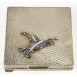 A SILVER COMPACT, THE ENGRAVED SQUARE LID APPLIED WITH AN ENAMEL PTARMIGAN, 7.5CM W, BIRMINGHAM 1949