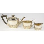 AN EDWARD VII SILVER BACHELOR'S TEA SERVICE, TEAPOT 13.5CM H, CHESTER 1904, 12OZS 15DWTS