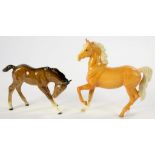 A BESWICK PALOMINO HORSE AND A BESWICK FOAL, HORSE 17CM H, PRINTED MARK