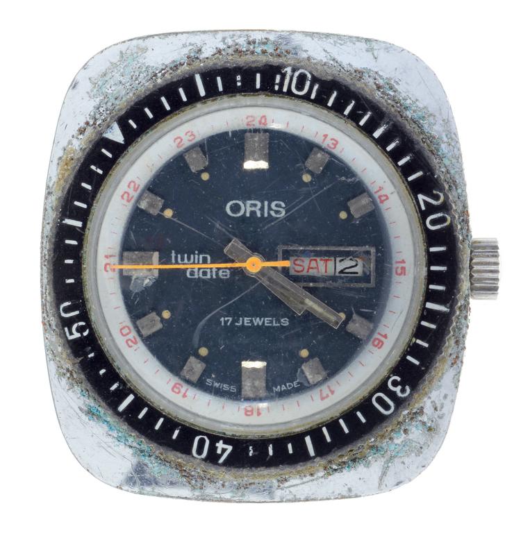 AN ORIS STAINLESS STEEL TWIN DATE GENTLEMAN'S WRISTWATCH