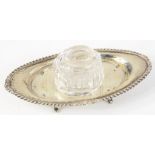 A VICTORIAN SILVER GADROONED OVAL INKSTAND, WITH FACETED GLASS WELL, 12CM W, BIRMINGHAM 1900, 1OZ