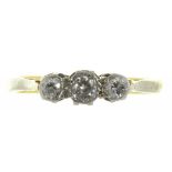 A DIAMOND THREE STONE RING IN GOLD, MARKED 18CT, 2G