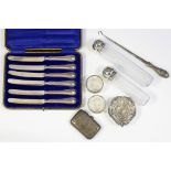 A SET OF SIX GEORGE V SILVER HAFTED TEA KNIVES, SHEFFIELD 1918, CASED