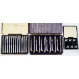 A SET OF SIX VICTORIAN SILVER PISTOL HAFTED DESSERT KNIVES AND FORKS, SHEFFIELD 1899, CASED, A SET