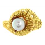 A CULTURED PEARL AND GOLD DRESS RING, OF PIERCED ABSTRACT DESIGN, MARKED K18, 9.8G