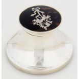 A GEORGE V SILVER CAPSTAN INKWELL WITH SILVER DECORATED TORTOISESHELL INSET LID, 4.5CM H, LONDON