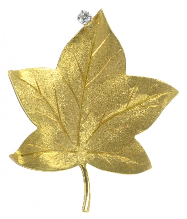 A DIAMOND PENDANT DESIGNED AS A LEAF, IN 18CT GOLD, 6G